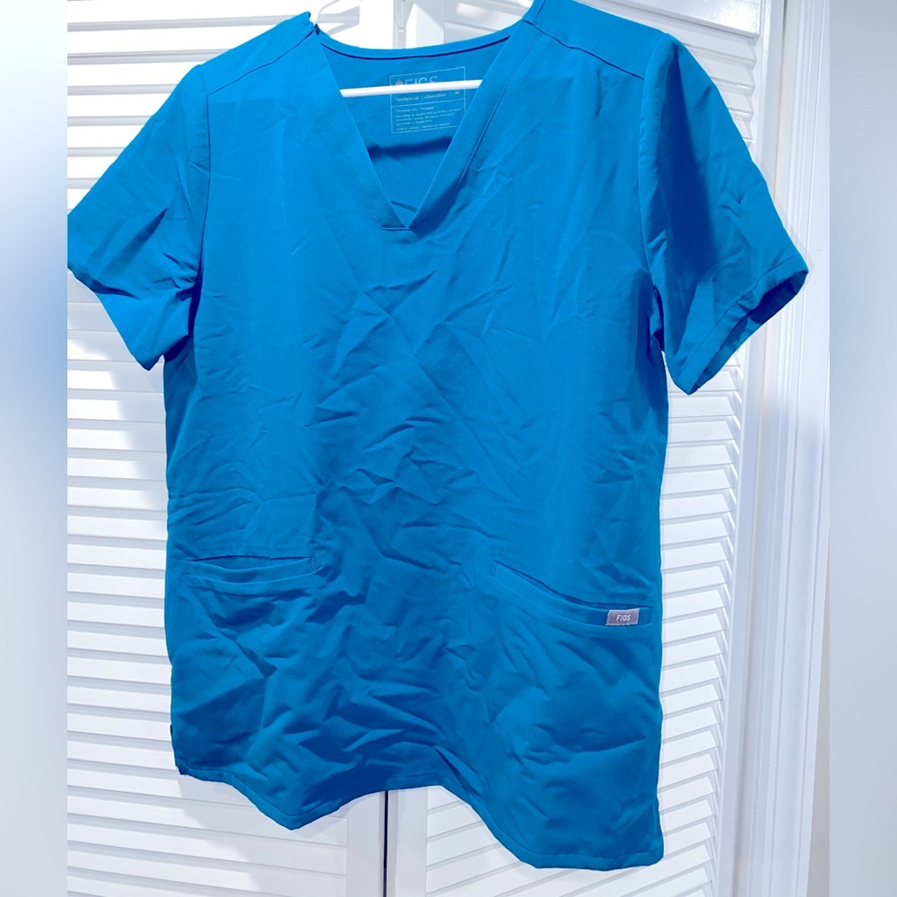FIGS PACIFIC BLUE LIMITED EDITION. SIZE M. CASMA 3 POCKET SCRUB TOP. GENTLY WORN